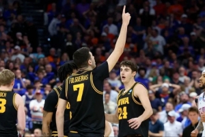 绝杀卫冕冠军后，他单手指天把胜利送给去世的父亲 - 资讯配图