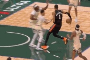 写意！文班亚马持球突破吸引防守 精妙背传助攻卡斯尔扣篮 - 资讯配图