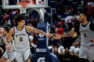 米奇:卡斯尔和哈珀在打磨外线投篮方面的努力值得称赞 - 资讯配图