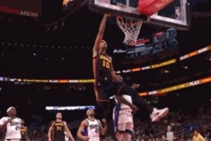 这太尴尬了！里萨谢反击蓄力劈扣直接砸飞出界 自己也摔出界 - 资讯配图