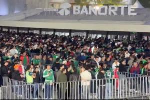 世界杯咋办?墨西哥友谊赛开始15分钟,仍有大量球迷堵在场外等待 - 资讯配图