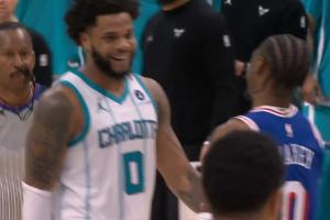 恶心兄弟！小乔拒绝与马克西握手 后者指着他邪魅大笑 乐出牙膛 - 资讯配图