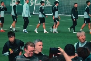 博主:国安今日进行今年首次公开训练课,外援中卫拉莫斯暂未归队 - 资讯配图