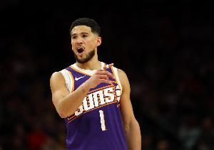 布克：我自己突破多了很多 努力为队友创造好的出手机会 - 资讯配图