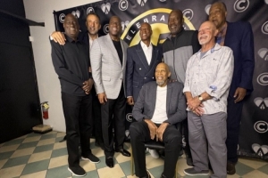 沃西晒为拜伦·斯科特庆生照 魔术师、天钩、迪瓦茨到场 - 资讯配图