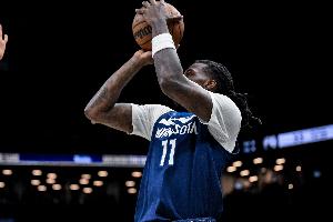 纳兹·里德进攻端梦游 芬奇:他最初投丢2个大空位 可能影响了他 - 资讯配图