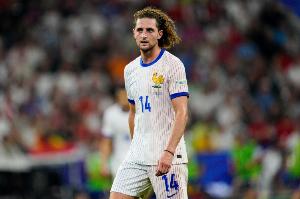 队报:拉比奥特膝盖受到撞击未参与法国队合练,杜埃则恢复合练 - 资讯配图