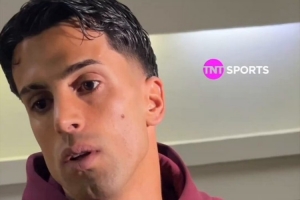 坎塞洛不满判罚：墨西哥球员一直拉拽我的球衣，但裁判没吹犯规 - 资讯配图