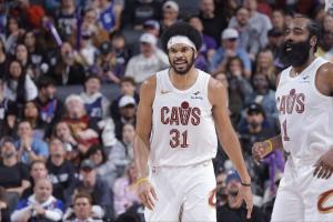 哈登至今和阿伦莫布里的双塔同场87分钟 净效率+23.1 - 资讯配图