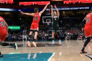 就是敢投！克莱顿命中关键领先三分球 此前三分球5中0 - 资讯配图