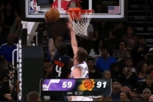 穷追猛打！杰伦·格林凌波微步躲闪防守上篮打中 两节半砍31分 - 资讯配图