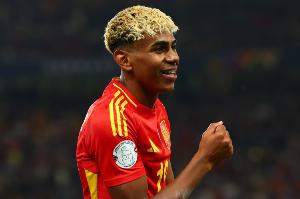 每体：拉菲尼亚受伤引发巴萨恐慌，西班牙足协承诺谨慎使用亚马尔 - 资讯配图