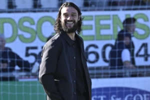 邮报:安迪·卡罗尔执教生涯迎来两连胜开局 老板KSI豪言要上英超 - 资讯配图