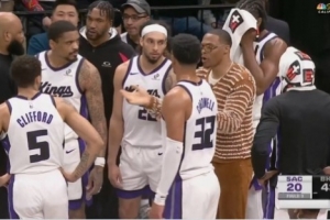 操碎了心!威少因伤缺阵 暂停期间仍然在指导和鼓励队友 - 资讯配图