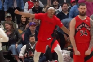 给巴恩斯乐成大猩猩了！谢德抢断反击单臂战斧 猛龙领先到53分 - 资讯配图