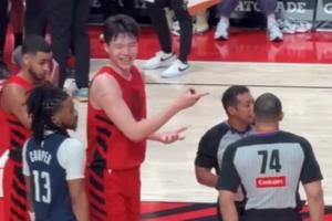 杨瀚森被裁判肯尼迪拉起后 无奈对里斯摇头摊手&全程保持笑脸 - 资讯配图