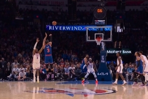 把握住机会！半场最后一攻布伦森吸引包夹 哈特空位三分压哨命中 - 资讯配图