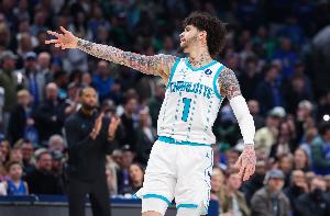 三分12中3！拉梅洛·鲍尔19中7拿19分4板出现4失误 正负值-19 - 资讯配图