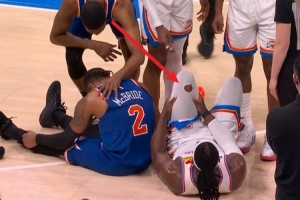 很激烈！麦克布莱德和多特拼抢球后回更衣室 多特紧身裤还破了 - 资讯配图