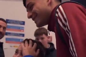 见到偶像太激动与佩德里见面时,一名小球迷当场哭崩不能自已 - 资讯配图