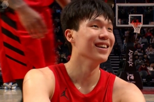 哎我这好帽呀！杨瀚森篮下大帽被吹犯规 微笑看向裁判表示不解 - 资讯配图