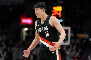 命中率略低其他都不错!杨瀚森打满最后10分45秒 5中1得6分4板1帽 - 资讯配图