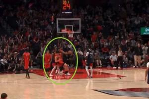 NBA生涯第一个技犯！杨瀚森被架着拖走 却要白白损失2000美元！ - 资讯配图