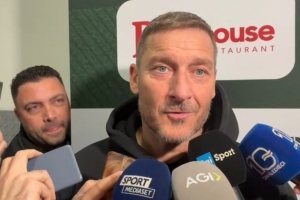 托蒂打趣:我去罗马接替迪巴拉?好,我快50岁了但还能贡献点力量 - 资讯配图