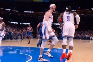 卡位大于身高！卡鲁索篮下硬刚唐斯抢板成功 激情振臂怒吼庆祝 - 资讯配图