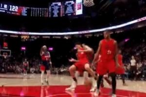 这不纯纯欺负人吗？里斯直接从背后抱摔杨瀚森 裁判吹双方技犯！ - 资讯配图