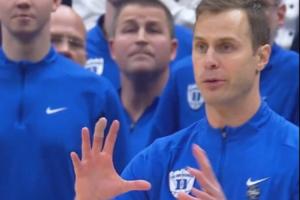 糟糕的临场导致被绝杀！名记怒批杜克主帅：他竟指挥球队推进前场 - 资讯配图