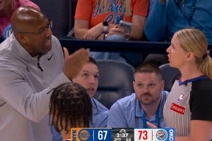 情绪很激动！迈克·布朗愤怒抱怨判罚 被吹技术犯规 - 资讯配图