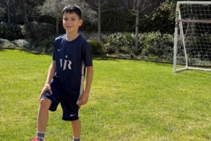 巴斯克斯晒孩子身穿维尼修斯球衣照片：感谢维尼修斯，我们爱你 - 资讯配图