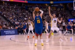 开始发力！约基奇三分命中后强攻再打2+1 率队迫近比分 - 资讯配图