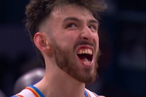 看着都疼！唐斯强攻手肘砸中切特面部 被吹一级恶意犯规 - 资讯配图