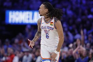 投篮命中率42.9%!哈滕:杰林威手感稳定高效打出了自信心 - 资讯配图