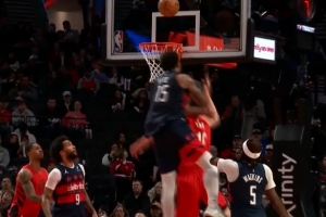 涨球了！杨瀚森挡拆下顺三步上篮被犯规 随后两罚稳稳命中！ - 资讯配图