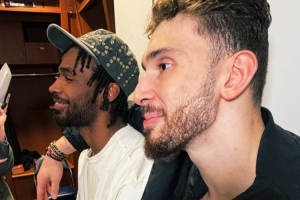 氛围不错！申京在更衣室搂着伊森接受采访 后者满脸笑容 - 资讯配图