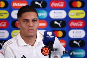 金特罗:我见过梅西踢球,但17岁时的登贝莱表现依然让我难以置信 - 资讯配图