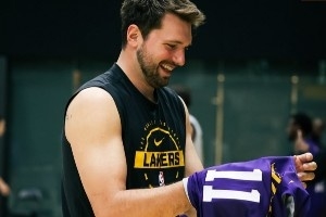 号码互换！今日训练湖人众将互换训练服 东契奇穿11 詹姆斯穿17 - 资讯配图