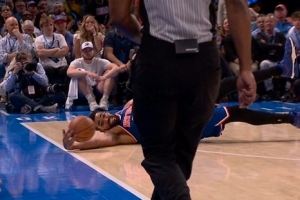 超极限！唐斯倒地奋力救球出界 尼克斯挑战成功 - 资讯配图