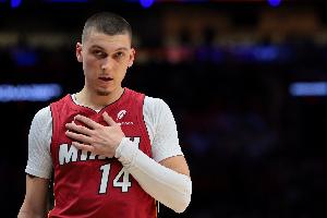 撑起球队进攻!希罗首节出战11分钟 11中7&三分6中2轰下16分 - 资讯配图