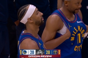 抢装备了！双方冲突中小佩顿直接扯掉纳吉头带 - 资讯配图