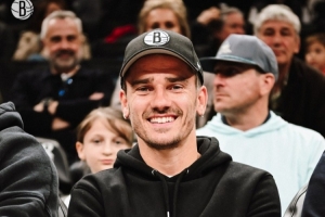 格列兹曼现场观看篮网队比赛，为同胞特拉奥雷加油助威 - 资讯配图