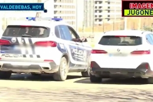 上班顺便追星！阿诺德停车签名影响交通，警方拦停他后训诫+合影 - 资讯配图