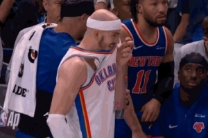 这不俩小孩么！卡鲁索想拿下哈特手中饮料后者挤到卡鲁索脸上嬉笑 - 资讯配图