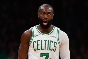 出人意料!杰伦·布朗发推庆祝:在空档年取得50胜 - 资讯配图