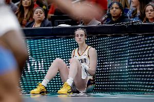 克拉克谈新劳资协议工资上涨:这为所有女子职业体育运动树立先例 - 资讯配图