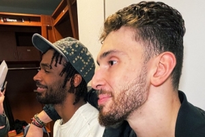 火箭美女记者晒伊森与申京亲密合照:氛围 化学反应 肢体语言 - 资讯配图