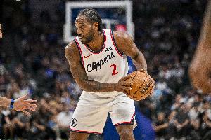 稳定发挥！伦纳德半场12中6&三分5中3砍15分8篮板带队领先 - 资讯配图